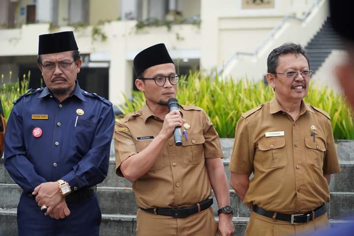 Pj Setdako Padang Panjang, Winarno didampingi Kemenag Drs Alizar Chan, saat melepas rombongan Imam Masjid se Padang Panjang ke Pekan Baru, Selasa (24/10/2023) di halaman Islamic Centre.